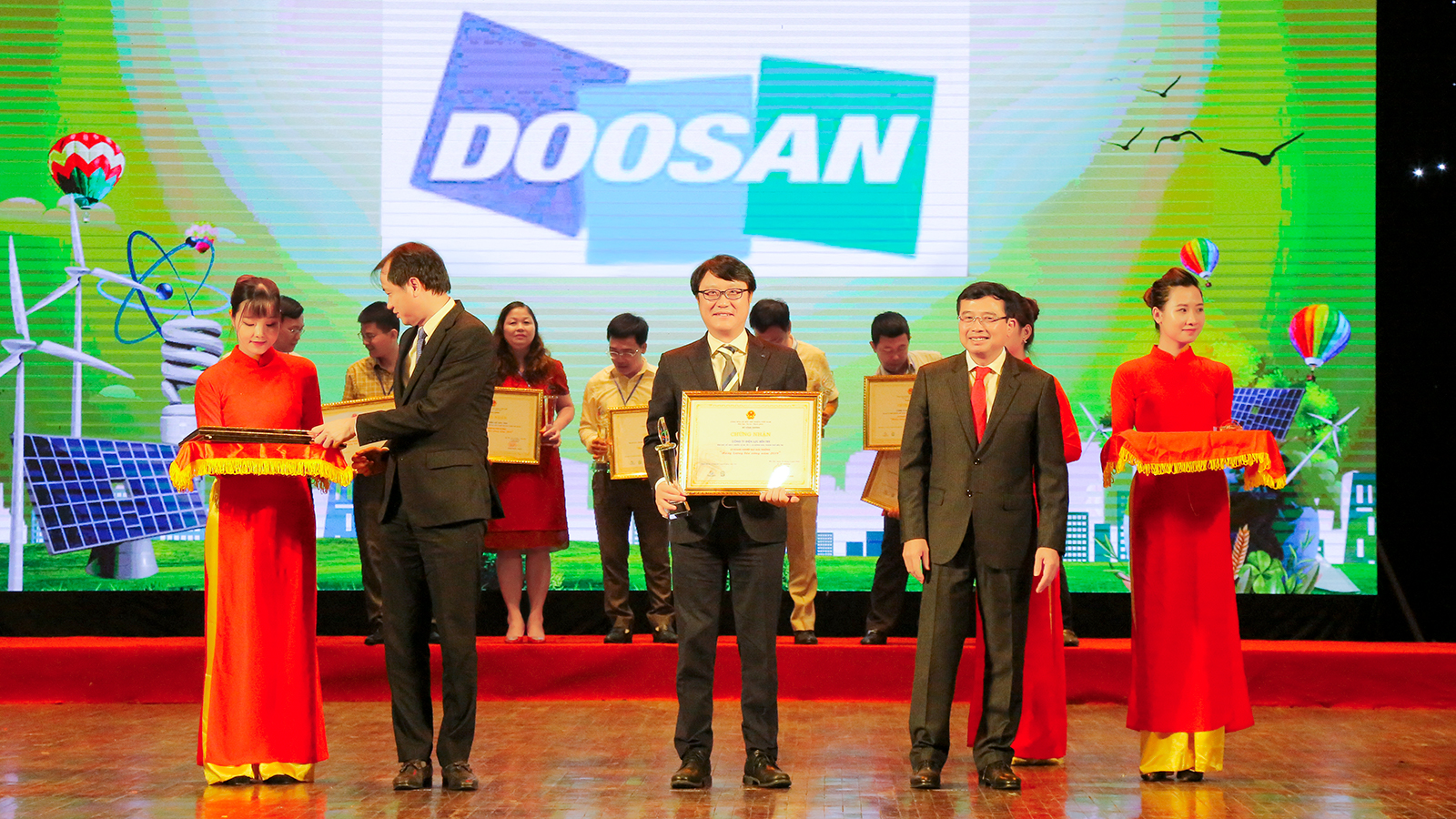 https://www.doosanvina.com.vn/Home/ShowImage?fileName=His_63.jpg&menu=company&submenu=history